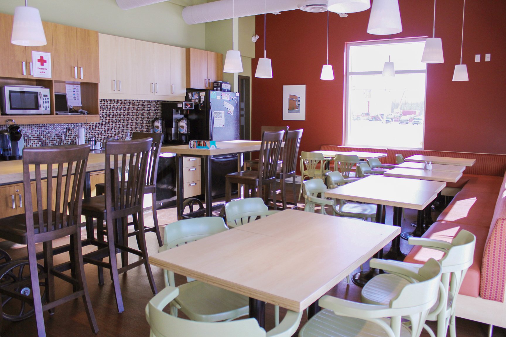 Cuisine équipée et salle à manger - Aire commune