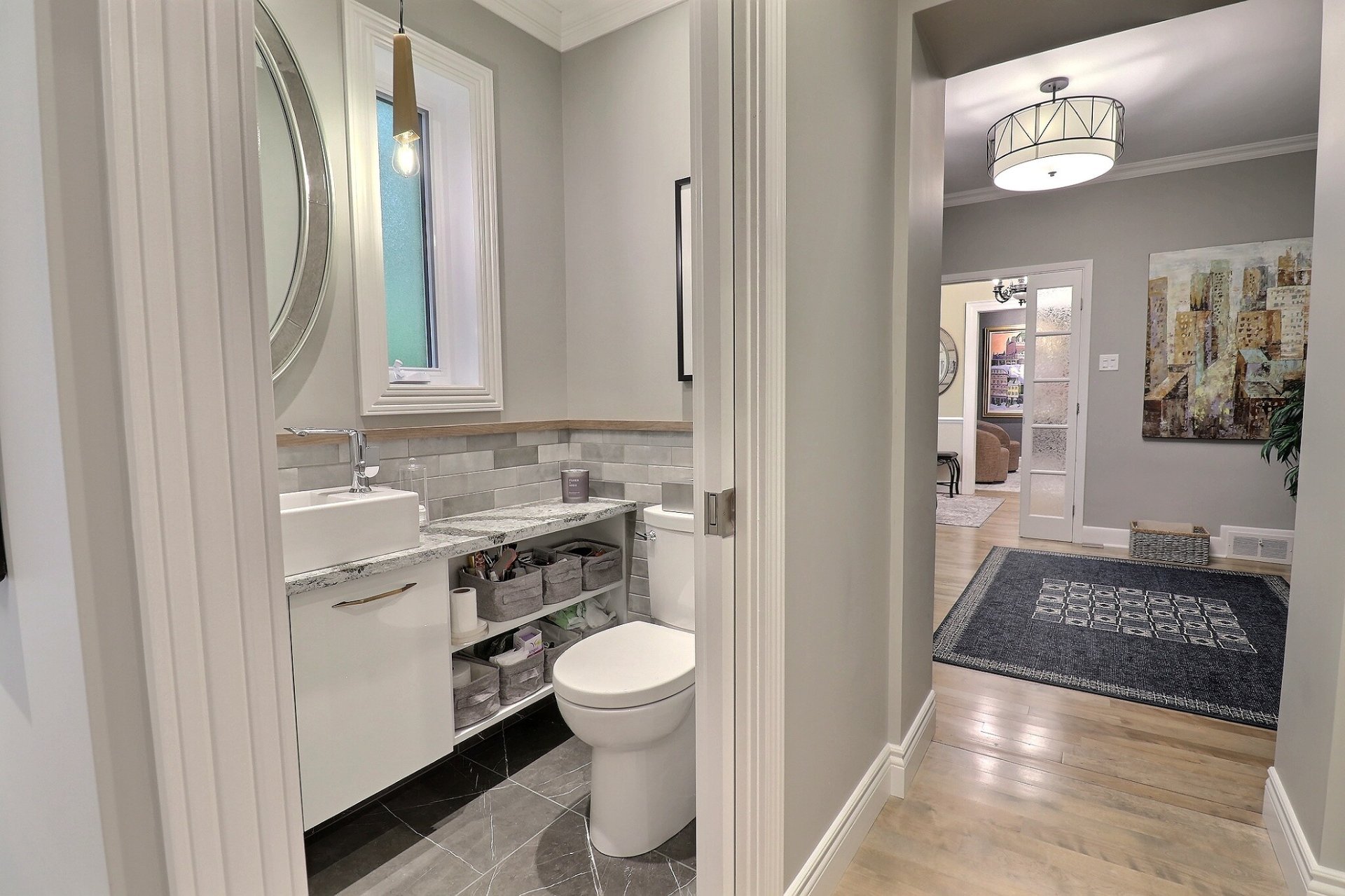 Salle d'eau et passage au boudoir de la chambre