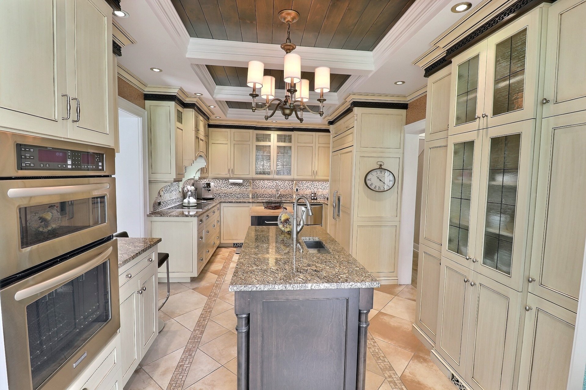 Armoire en merisier et les comptoir sont en granit