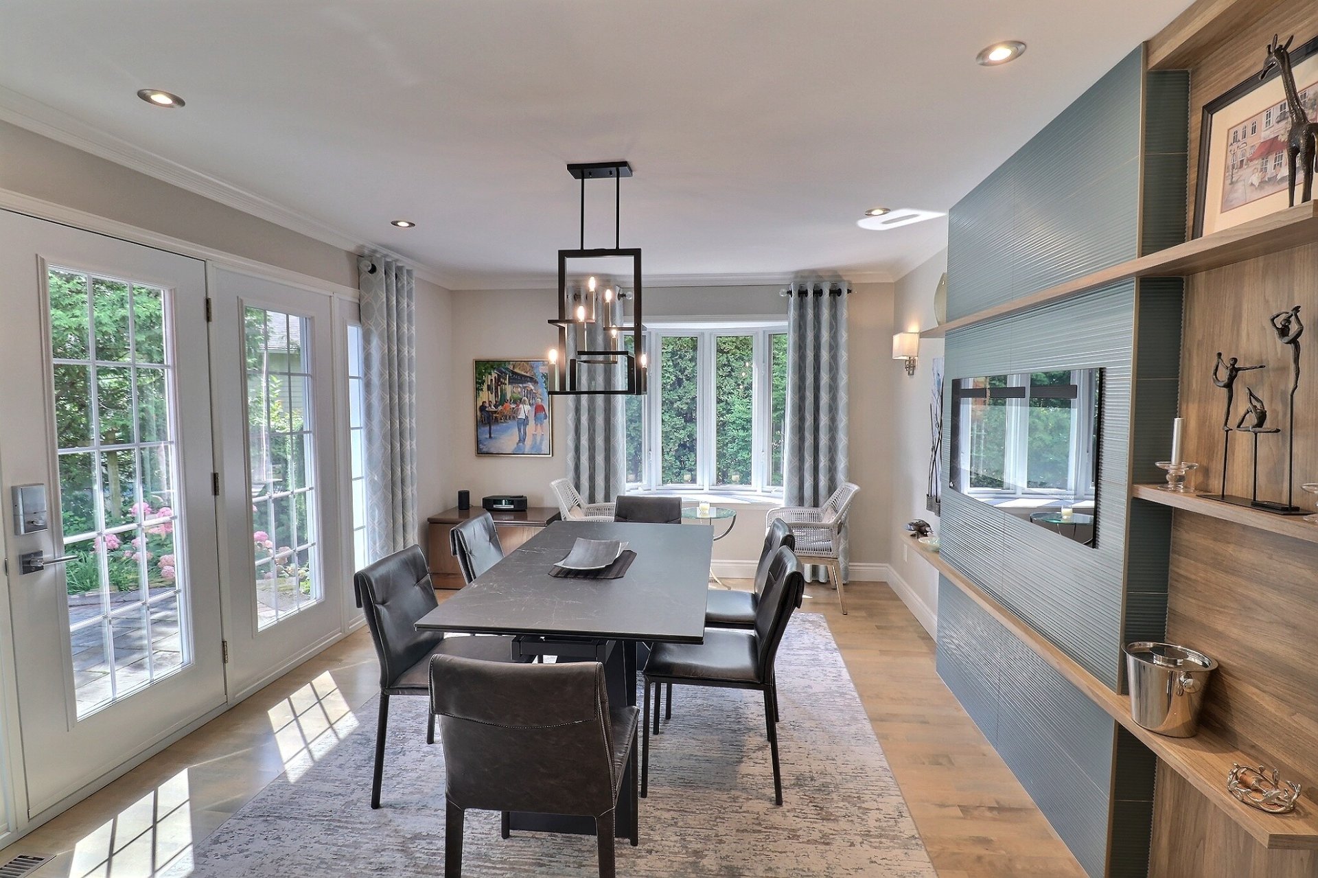 équipé d'un foyer électrique.