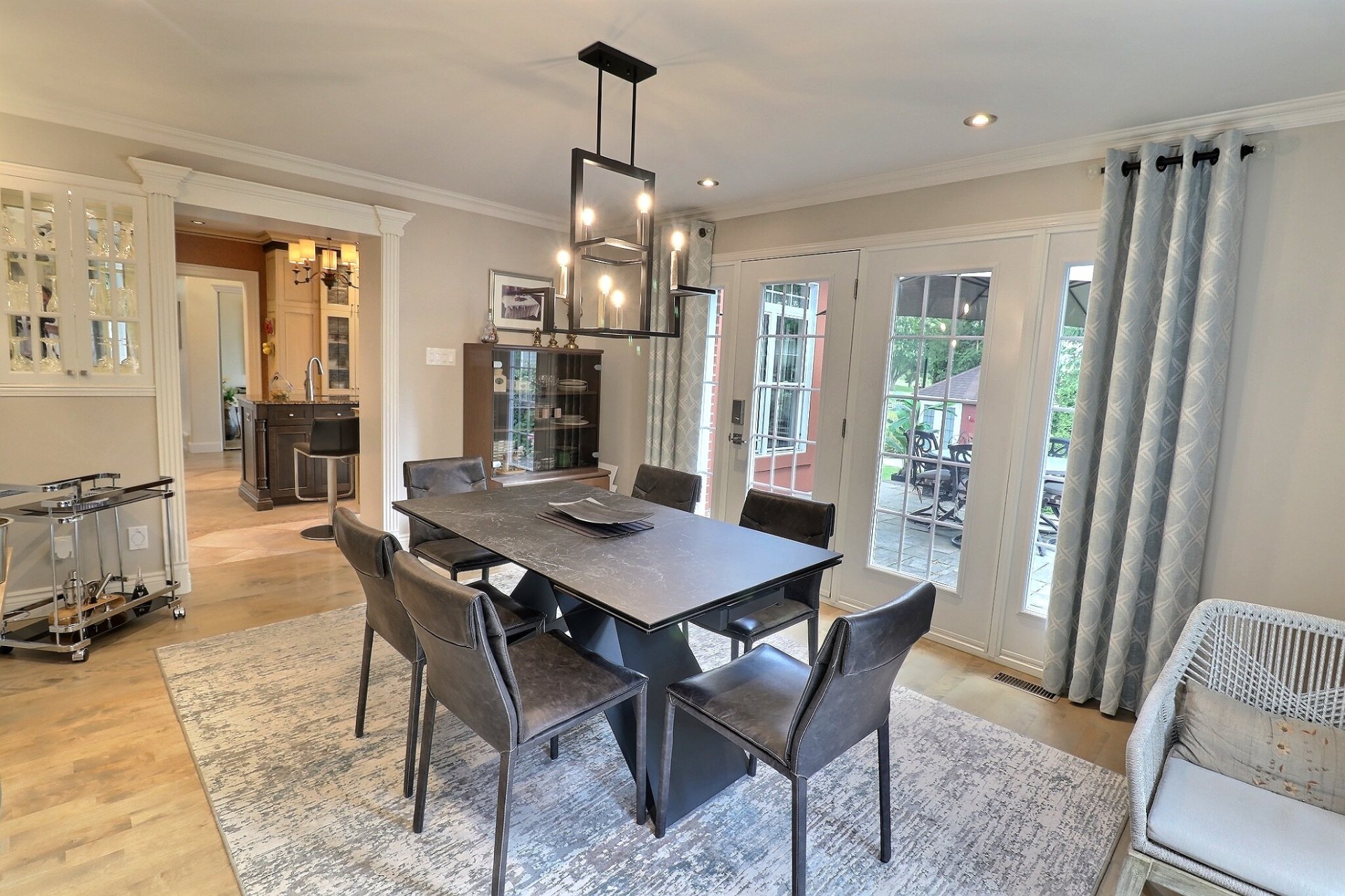 Équipé d'un foyer électrique.