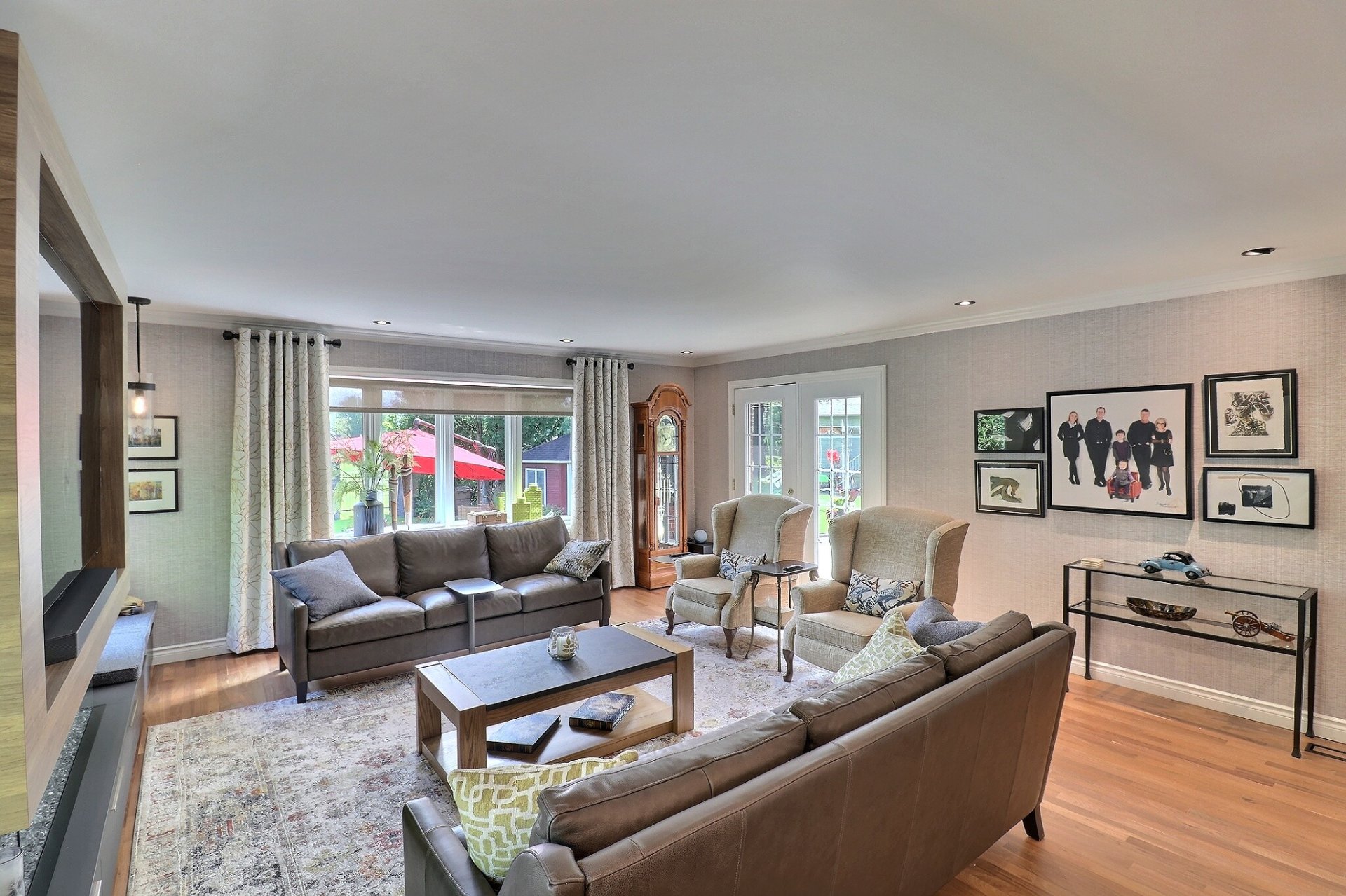 Équipé d'un foyer électrique et meuble de TV .