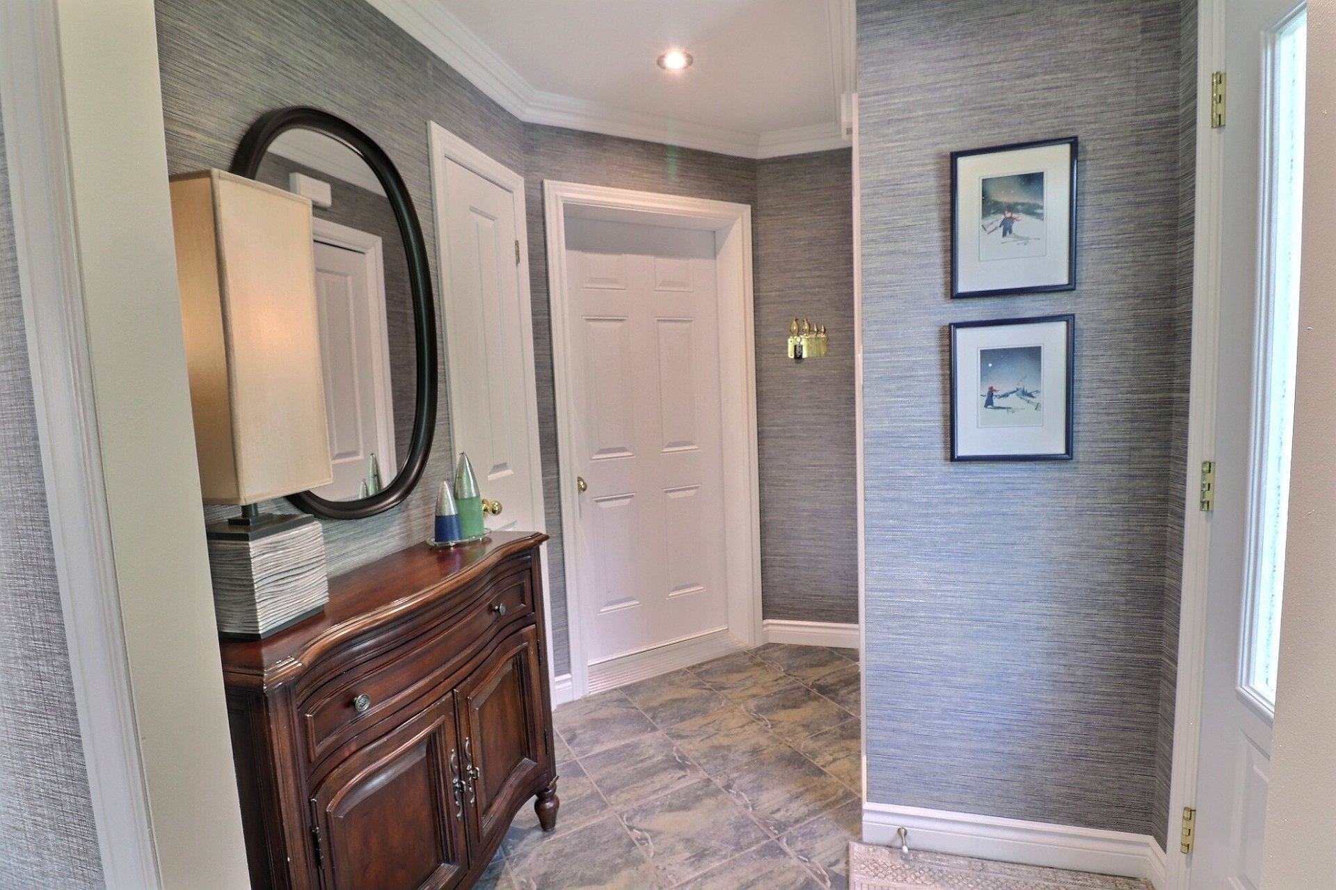 Hall d'entré coté garage et accès garage.