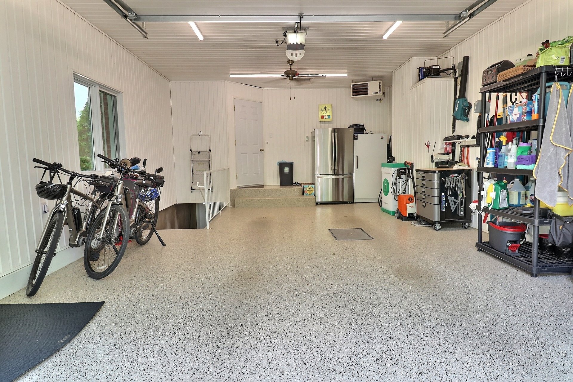 Équipé d'une descente de cave dans le garage.