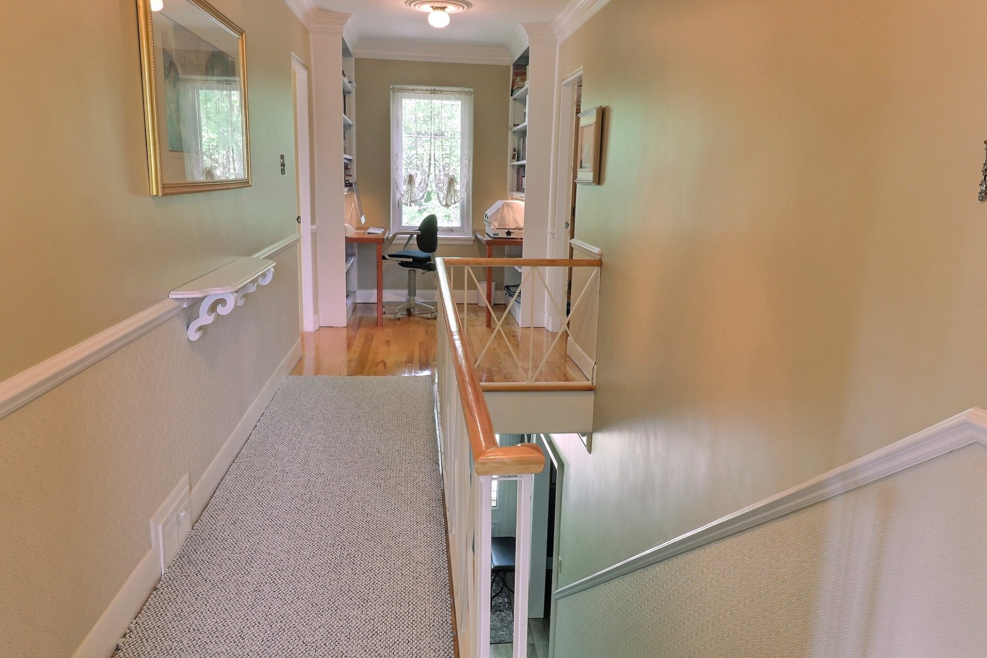 Corridor du 2 ème étages avec petit bureau.