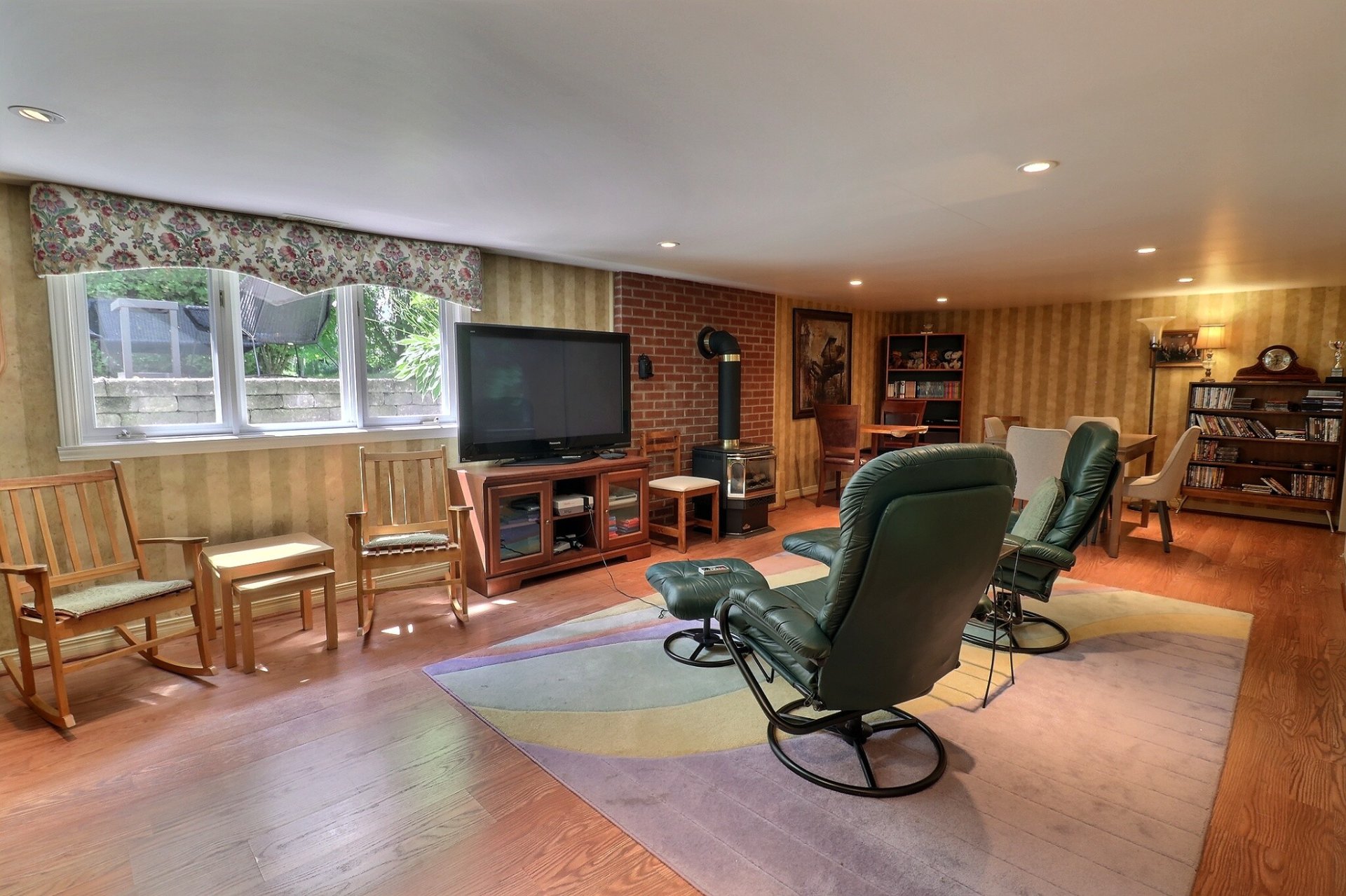 Salon du sous-sol avec poêle au propane.