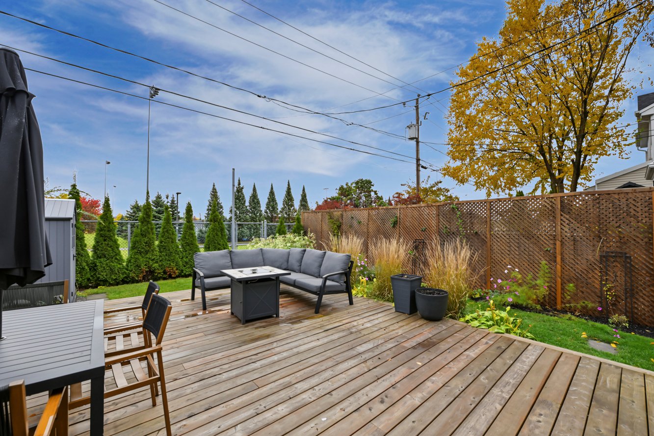 Grand patio 25x19 pieds sur pieux
