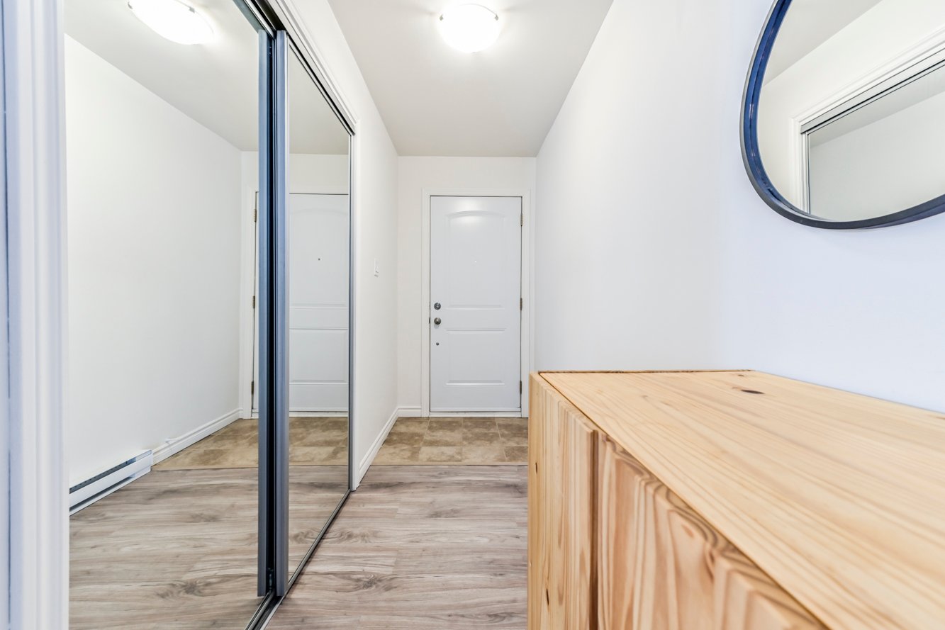 Grand garde-robe d'entrée