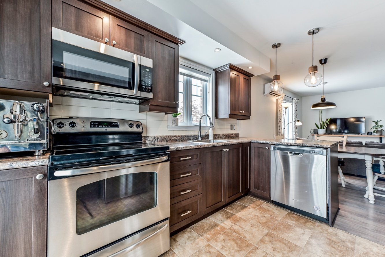 Beaucoup d'armoires, bel espace de comptoir