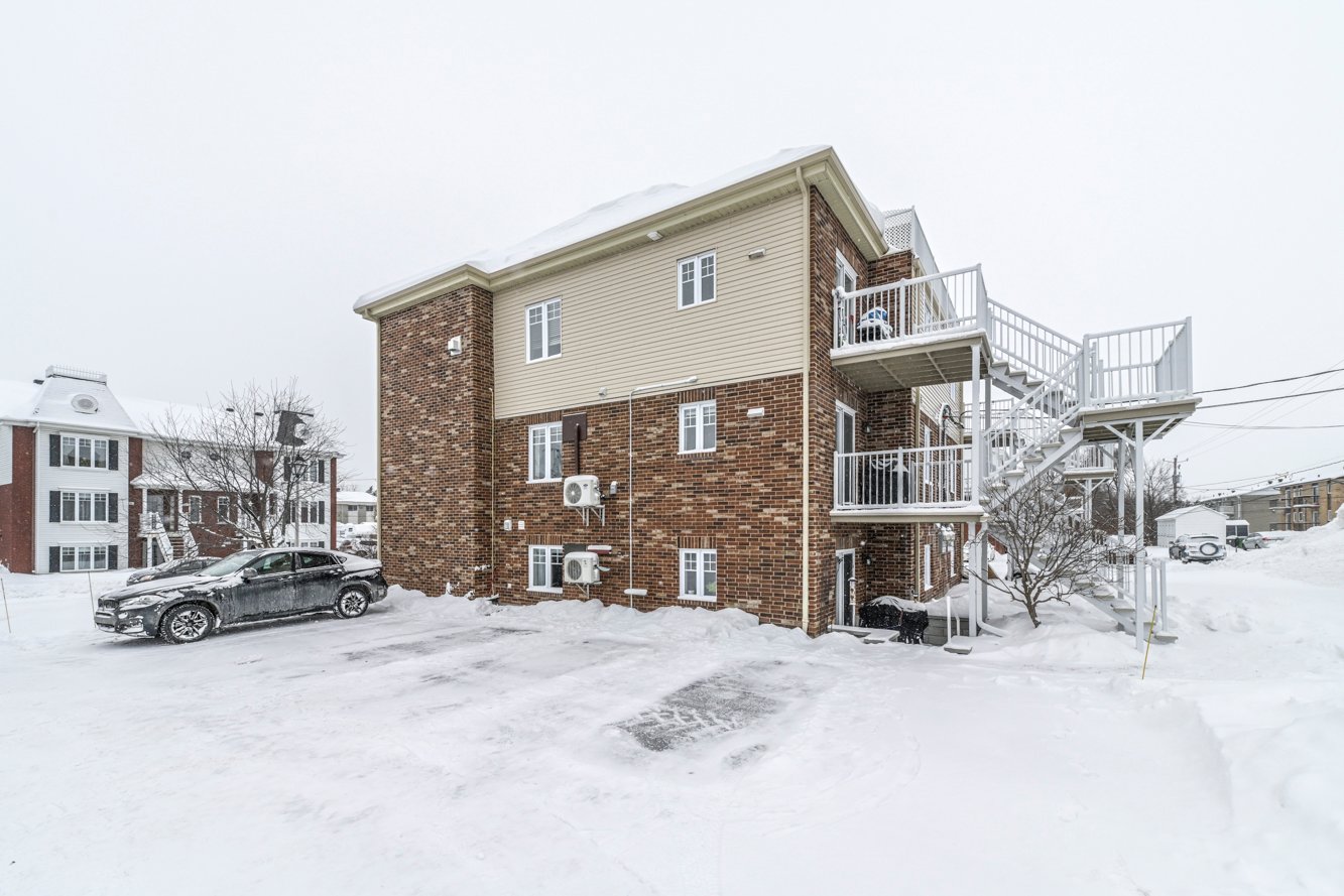 Revêtement majoritairement de brique et de vinyle