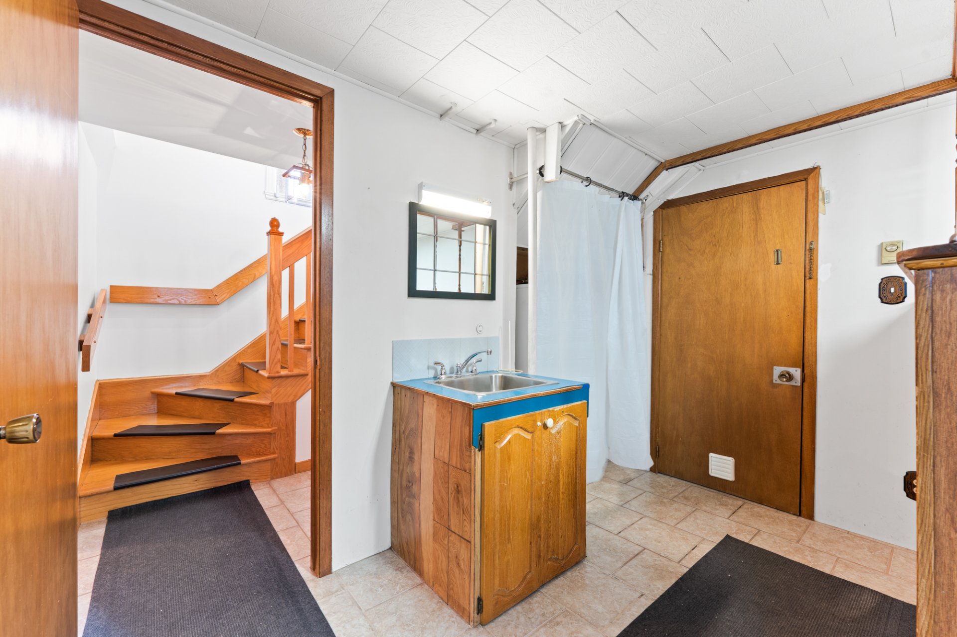 Espace Hall s-s entre garage et salle familliale