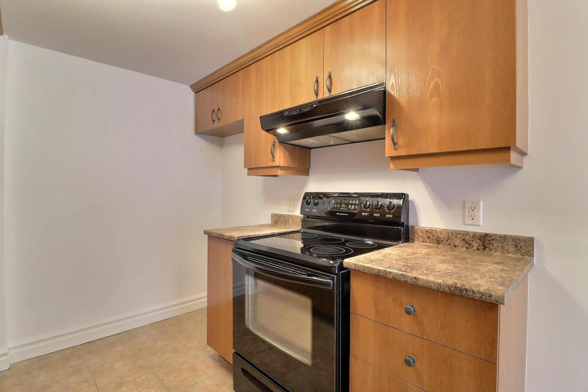 avec cuisiniere, micro-onde, lave-vaisselle inclus