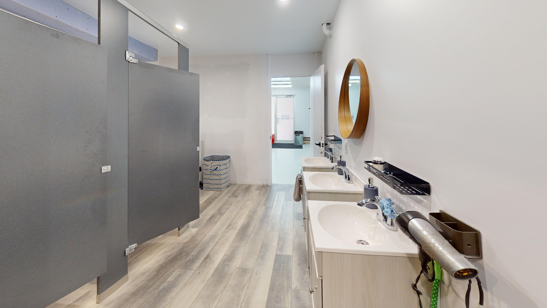 Toilettes et couches 1er étage