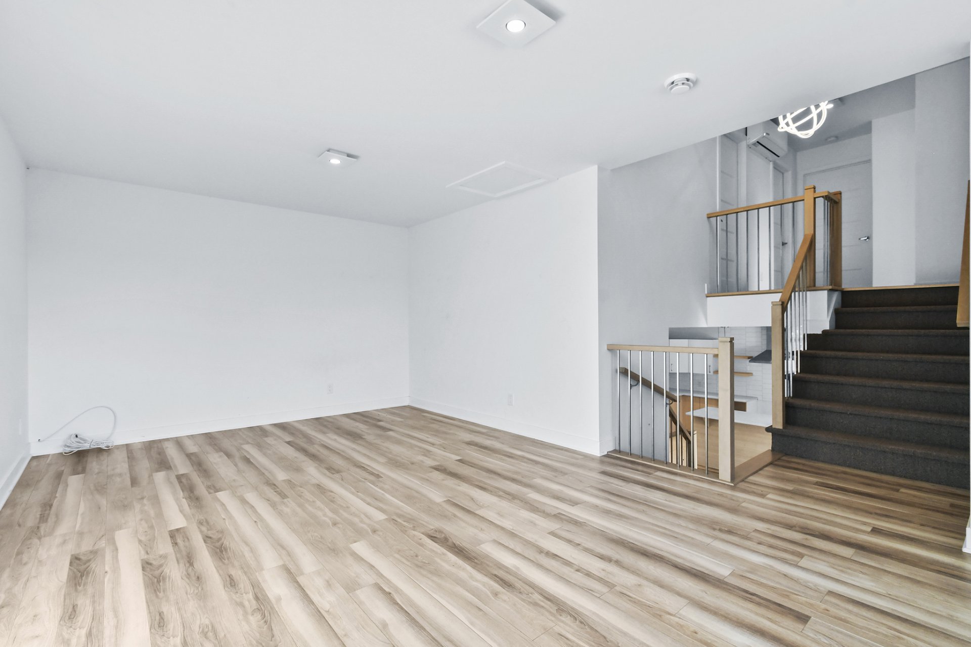 Pièce au dessus du garage sans décor,