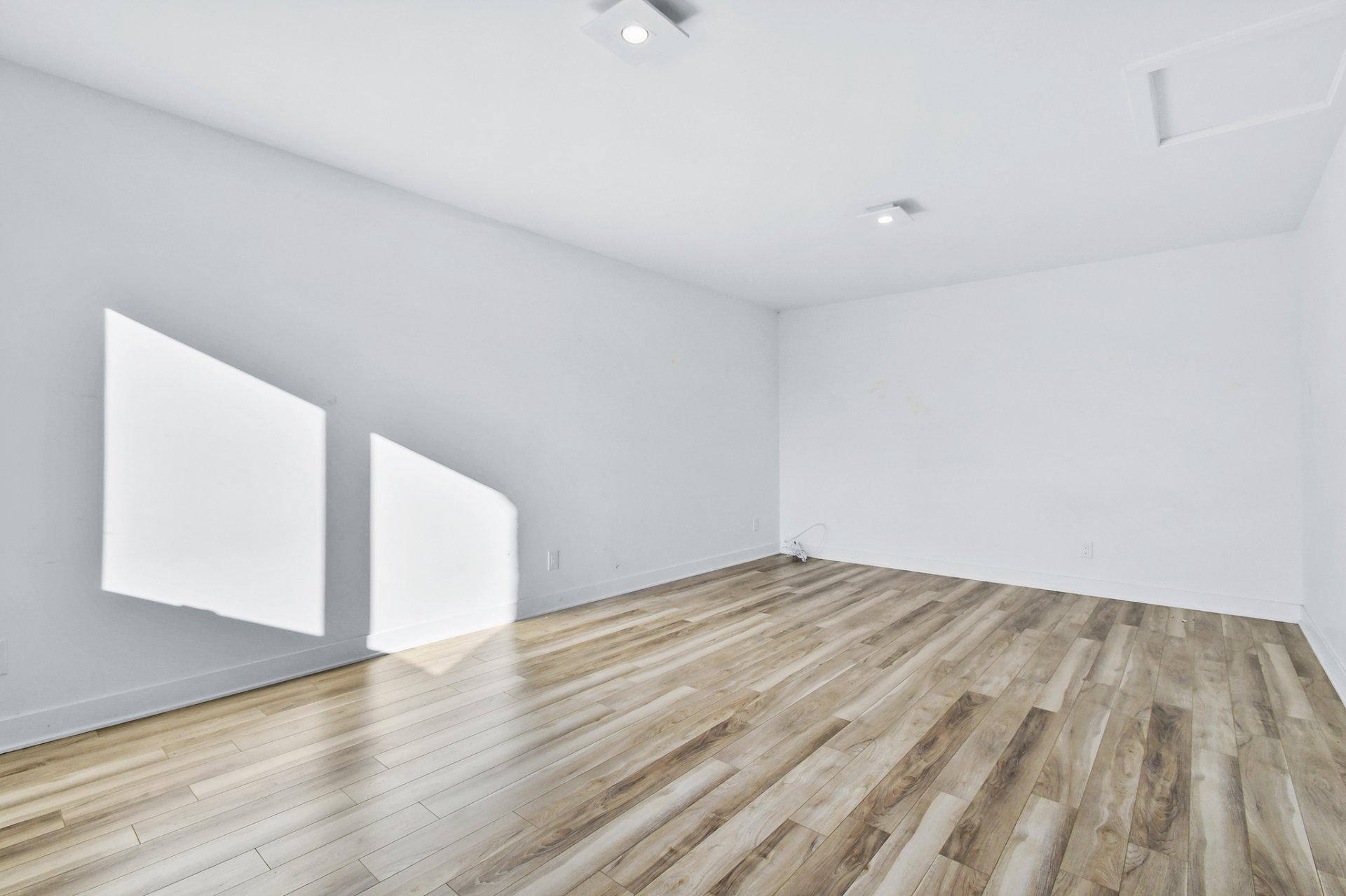 Pièce au dessus du garage sans décor