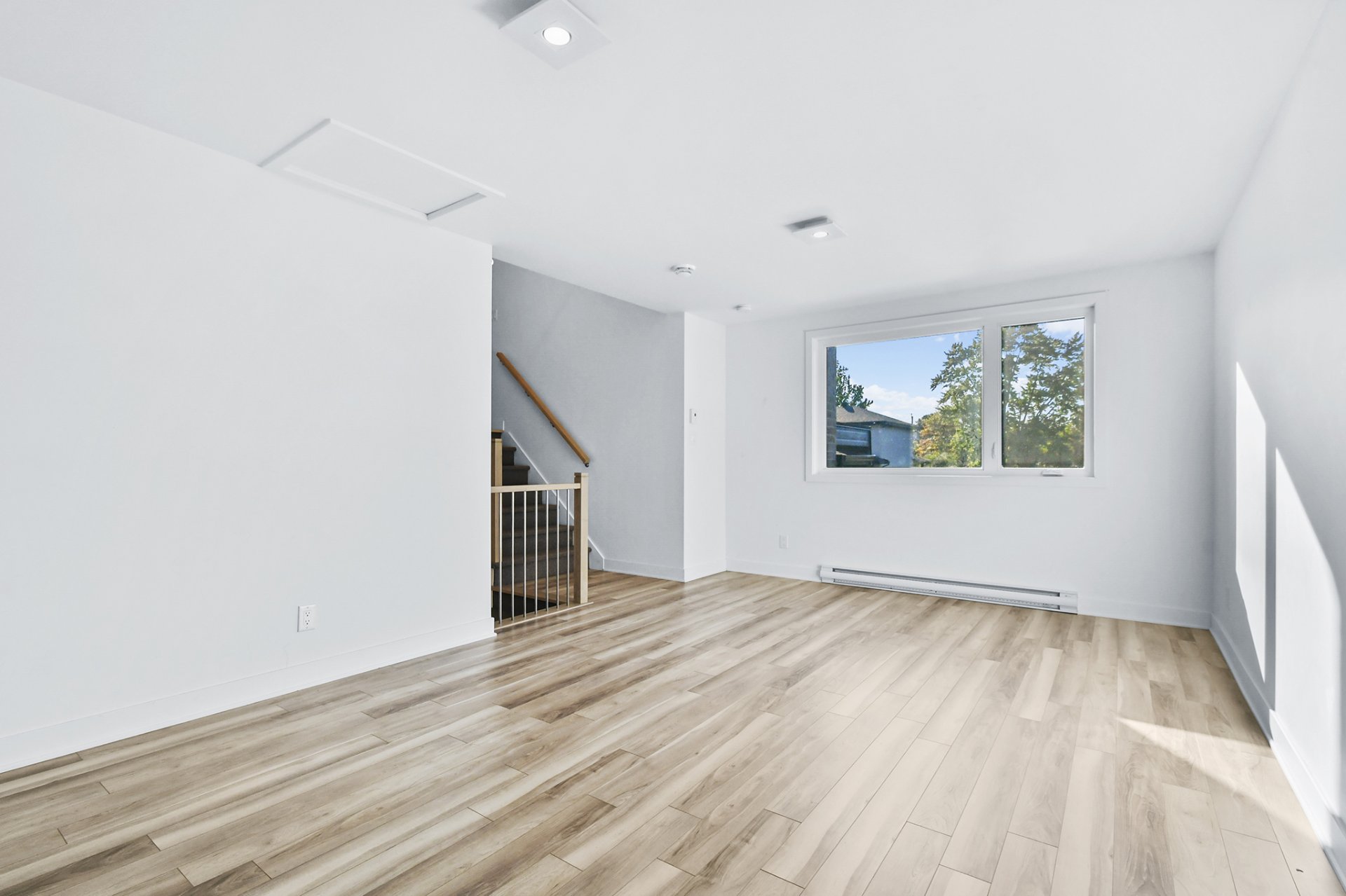 Pièce au dessus du garage sans décor