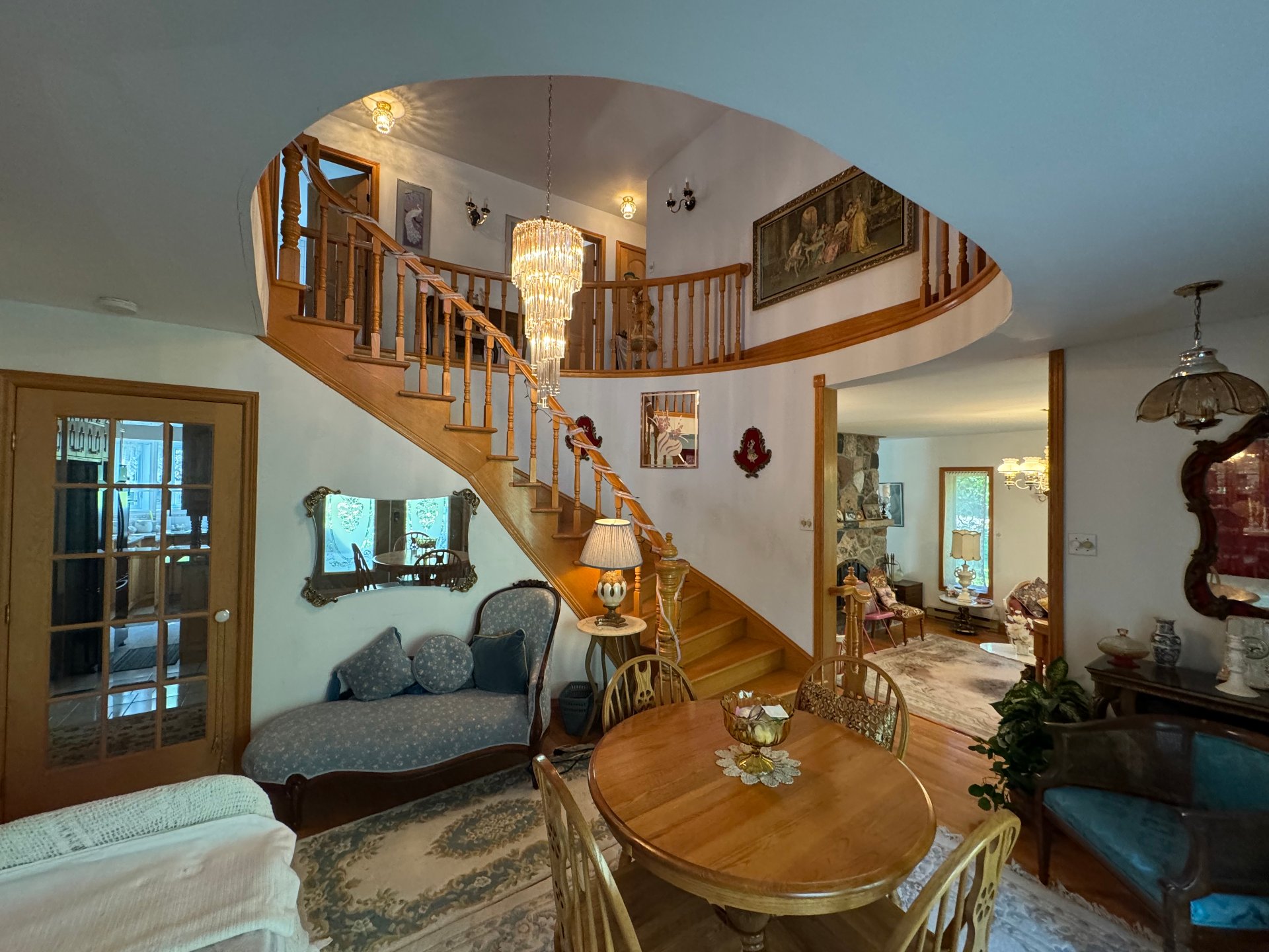 Salle de séjour hall-entrée.