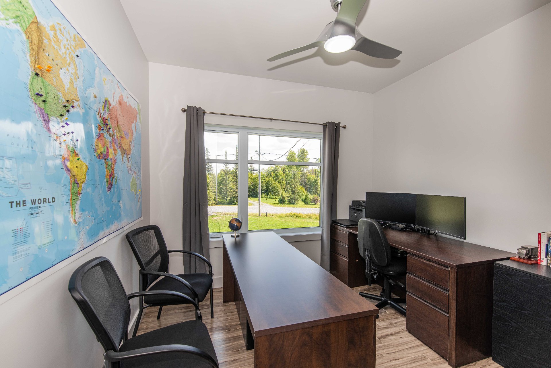 Chambre qui sert de bureau actuellement.