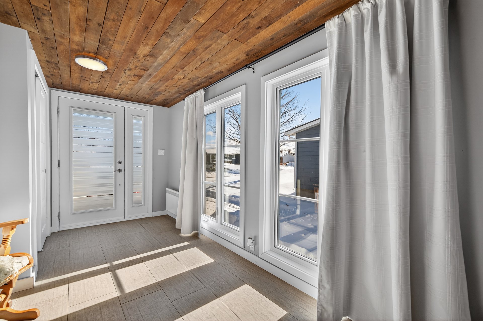 Grand garde-robe d'entrée et grande fenestration