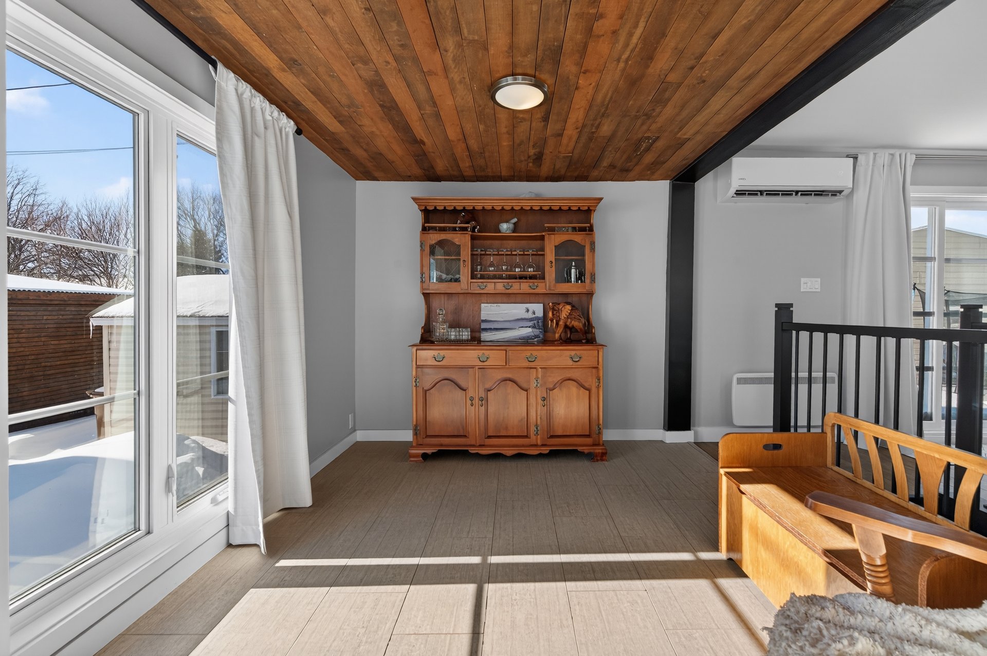 Le plafond donne un cachet chaleureux à l'entrée