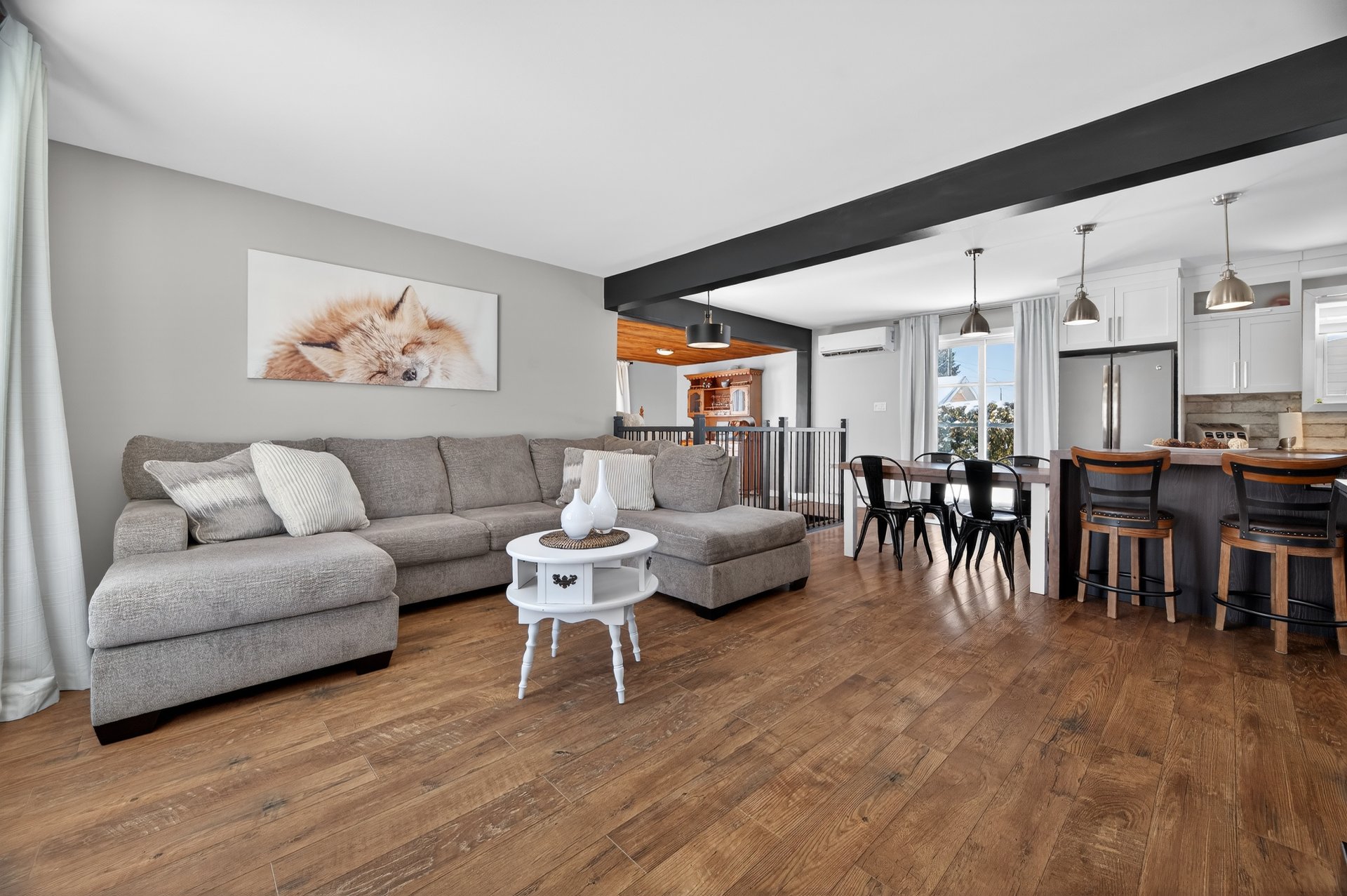 Les poutres donnent un cachet moderne incroyable