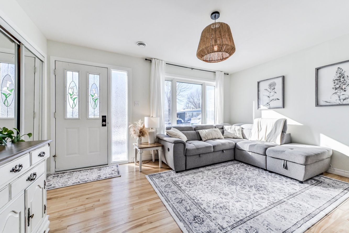 Salon lumineux et spacieux