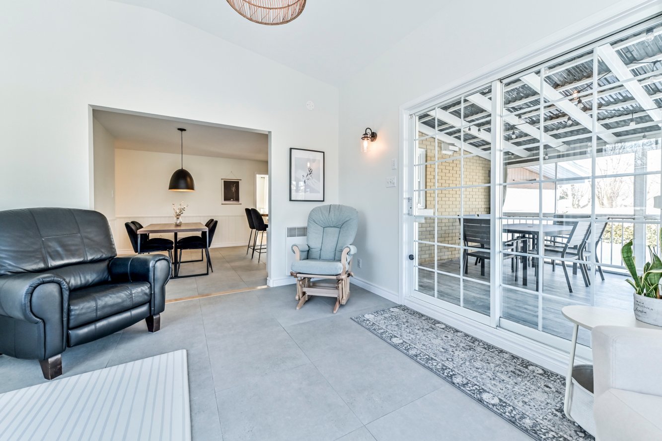 Accès à la terrasse couverte