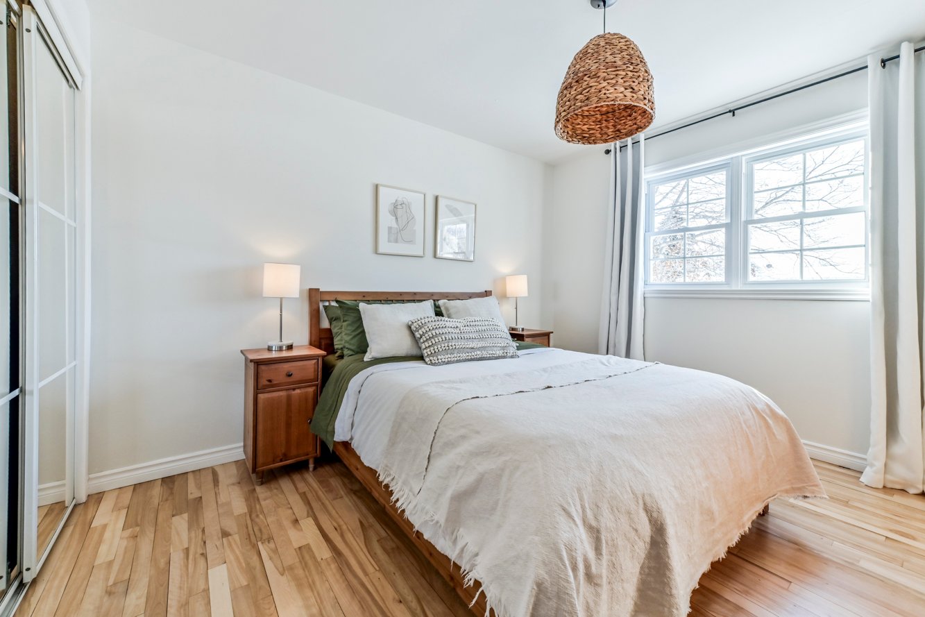 Chambre principale avec grande fenêtre