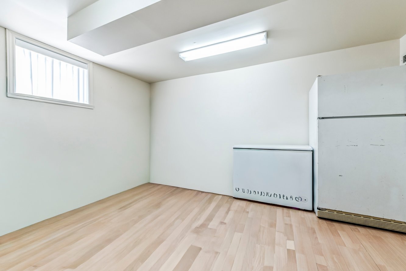 5 chambre, actuellement salle de rangement