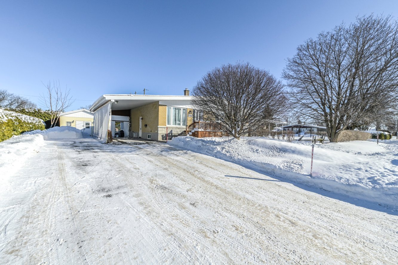 Grand stationnement pour 6 voitures, avec. abris