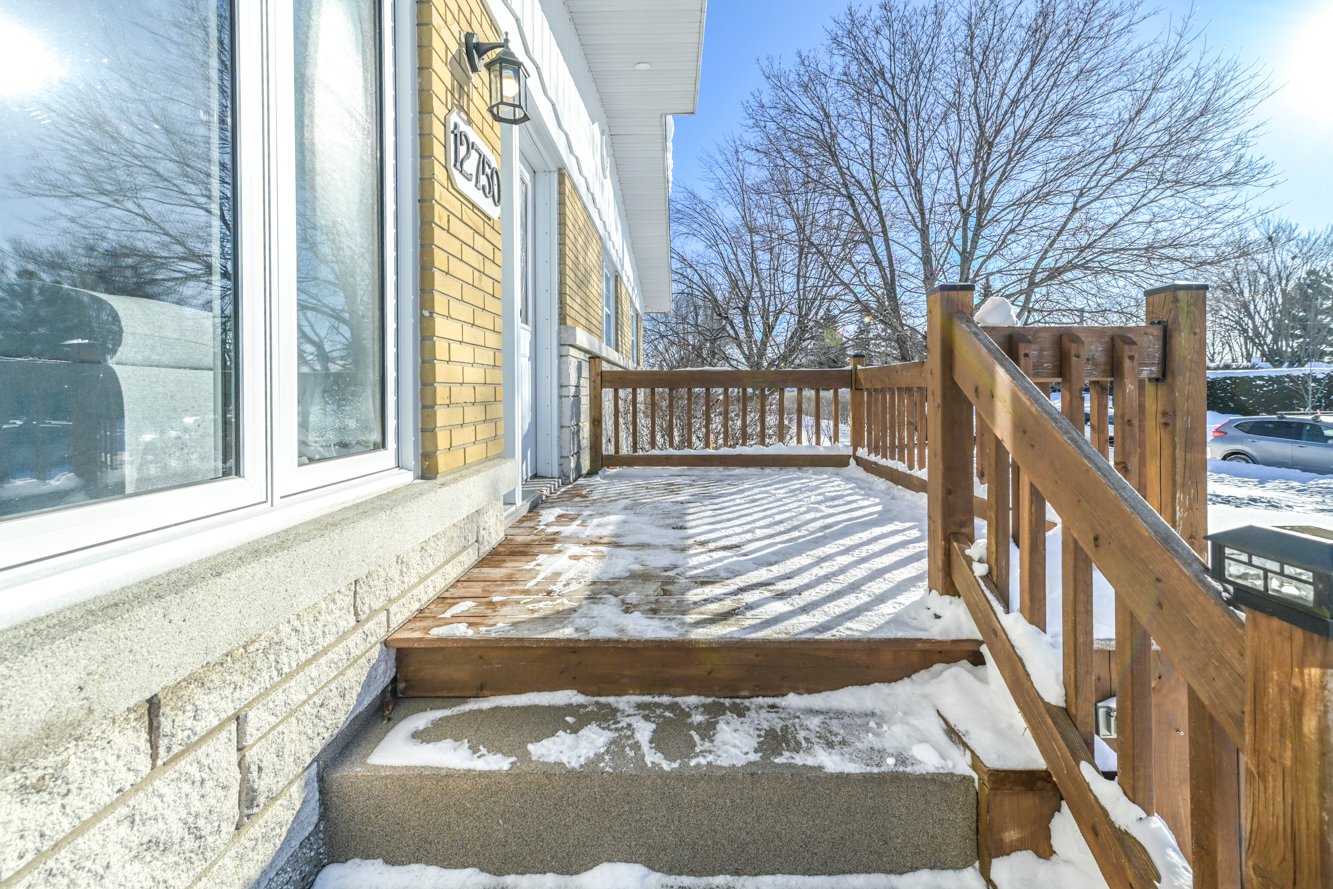 Entrée en façade, deuxième entrée sur le côté