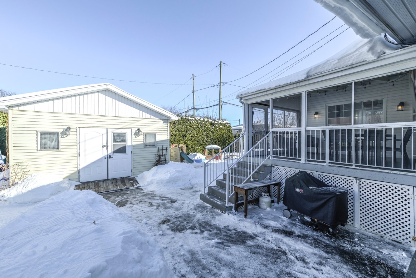 Terrasse couverte attenante à l'extension