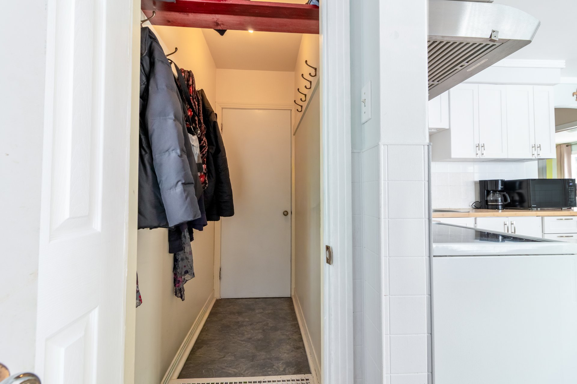 Garde manteau et entré pour entretoit.