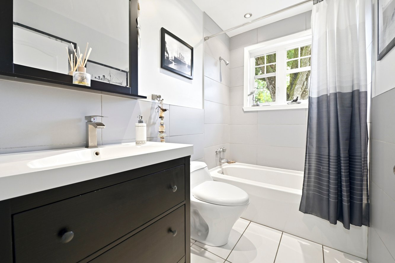 Bain-douche et vanité avec rangement