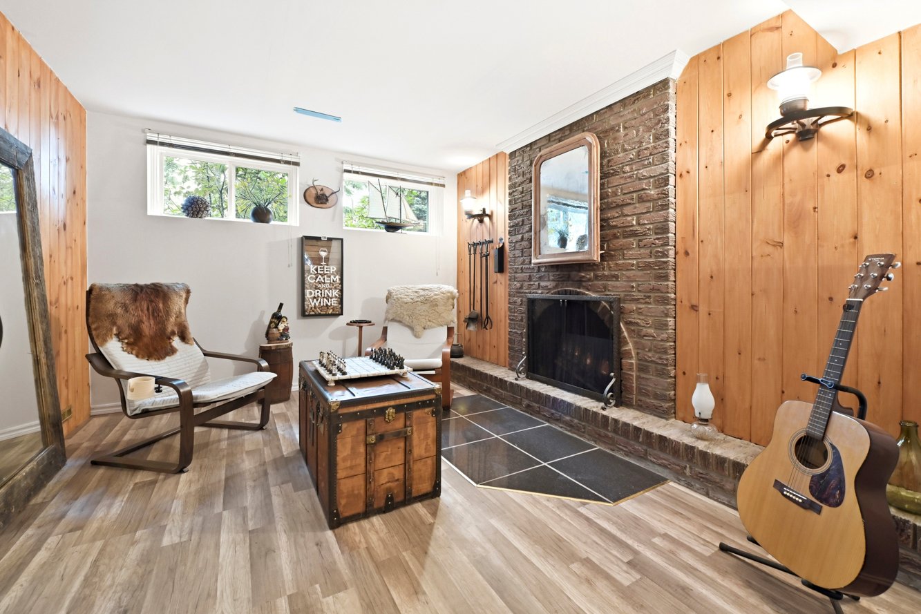 Pièce chaleureuse avec foyer au bois