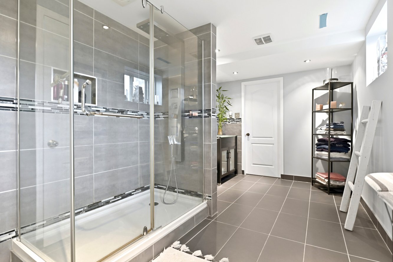 Grande douche vitrée