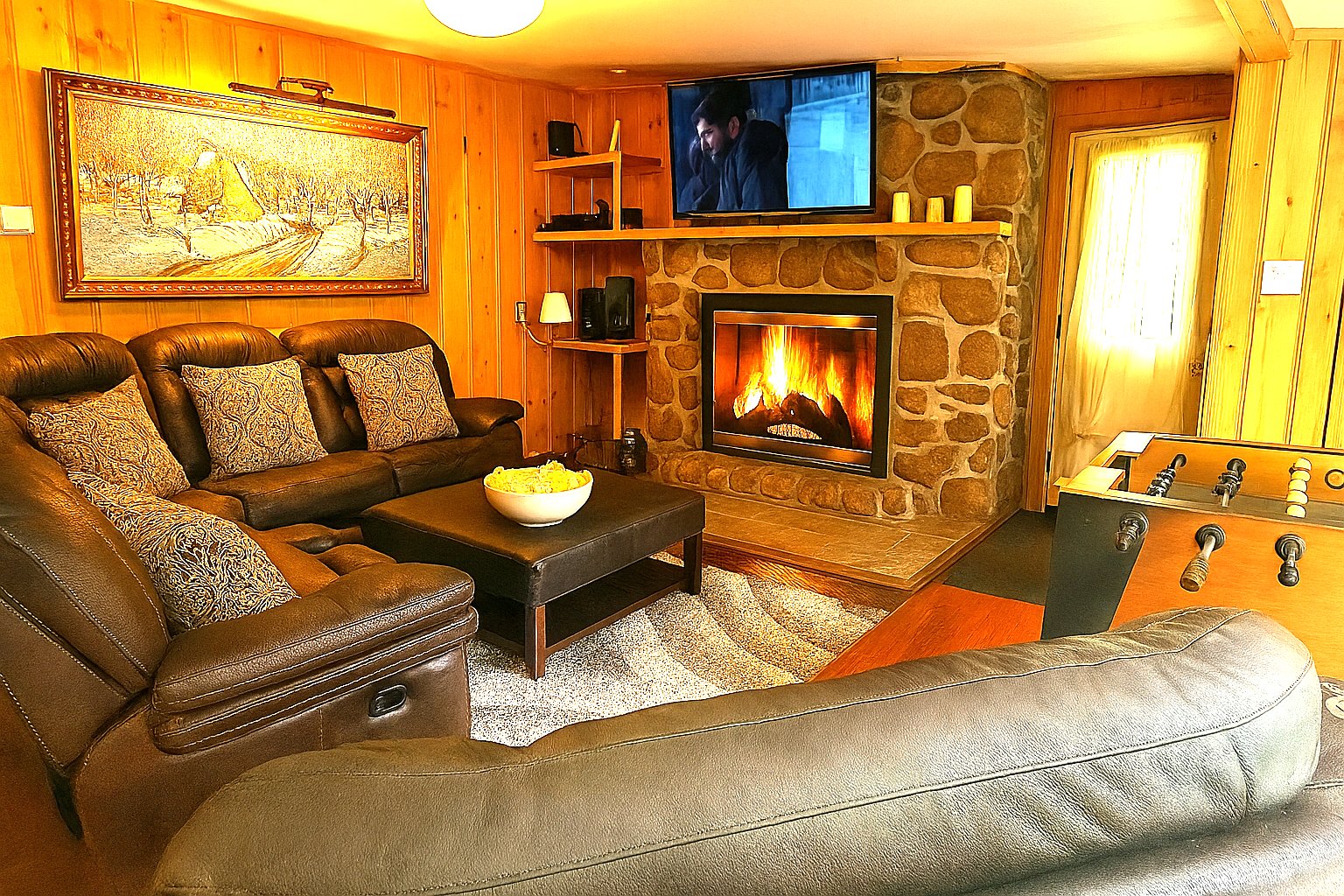 Foyer au bois au salon et poêle au sous-sol