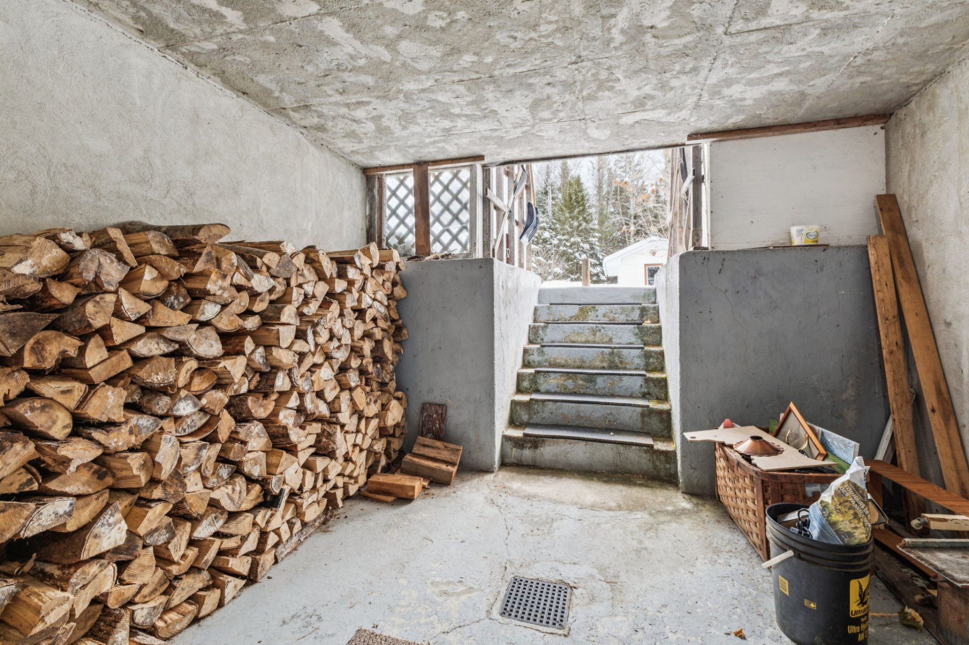 Descente de cave couverte par le solarium