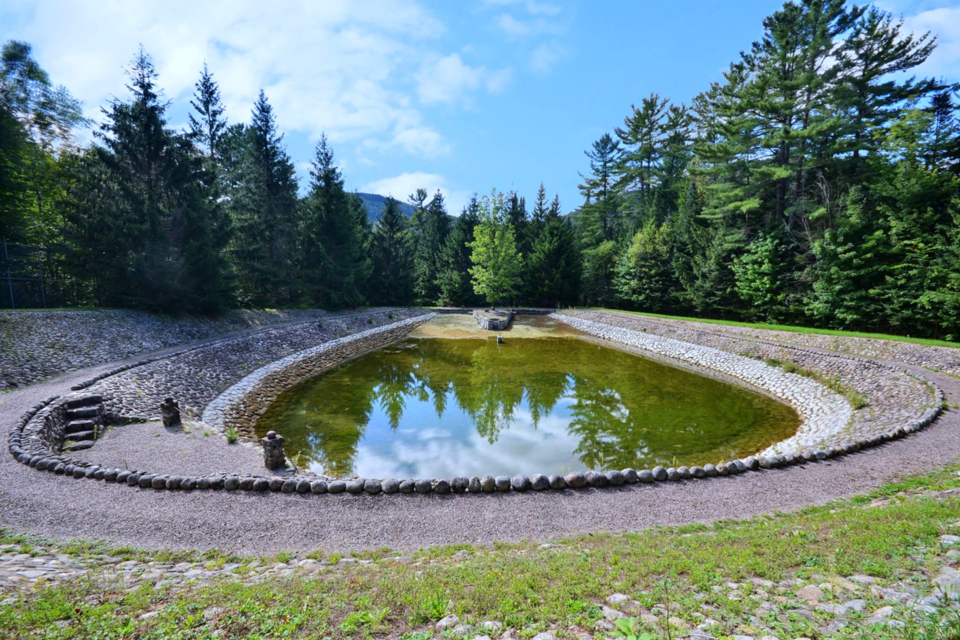 Lac avec fontaine d'eau