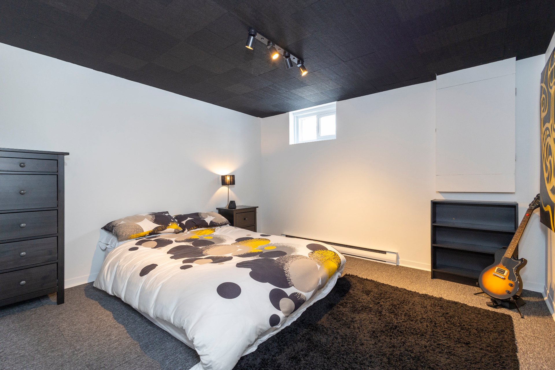 Fenêtre de chambre est non conforme norme egress