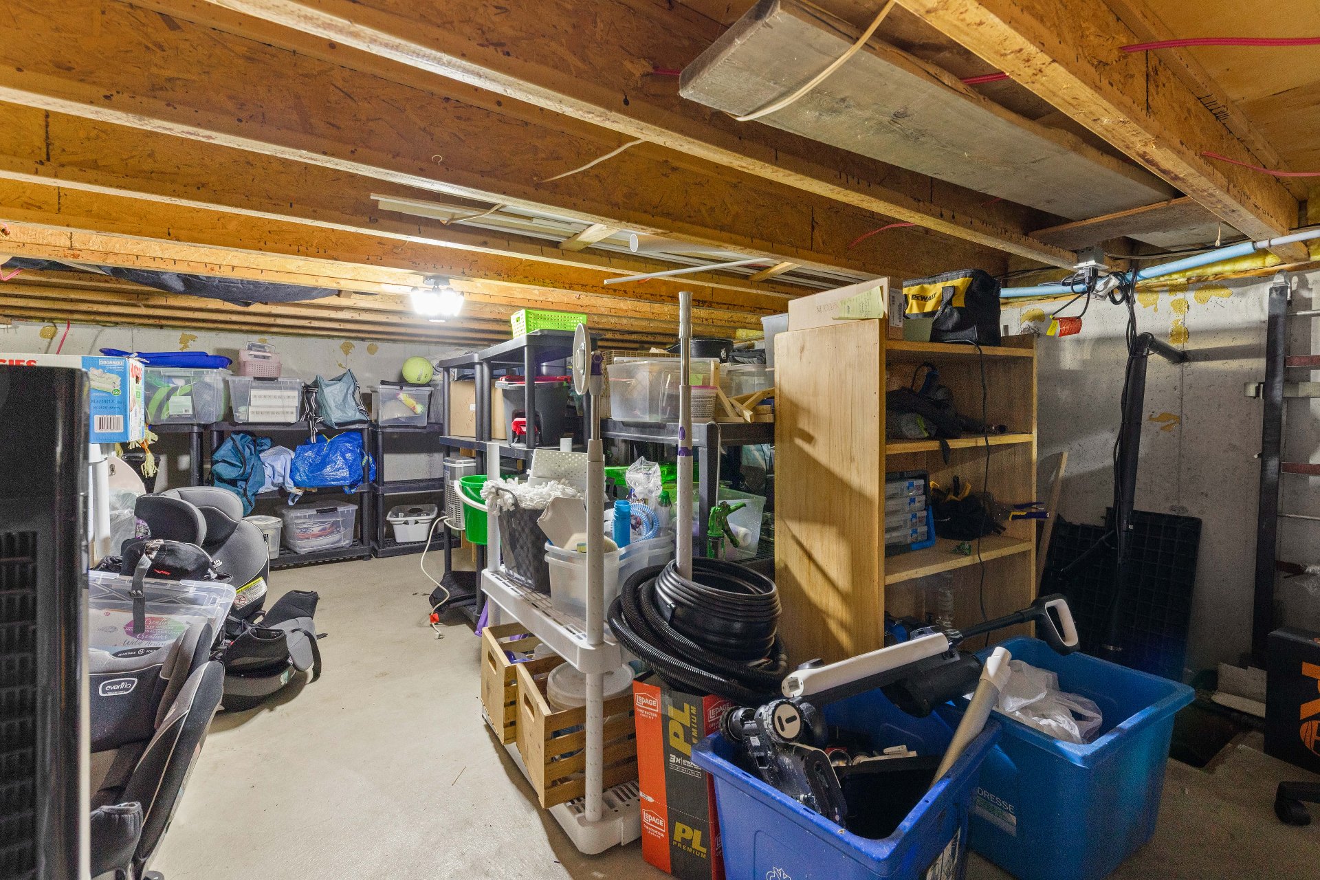 Rangement moins de 6 pied sous le salon.