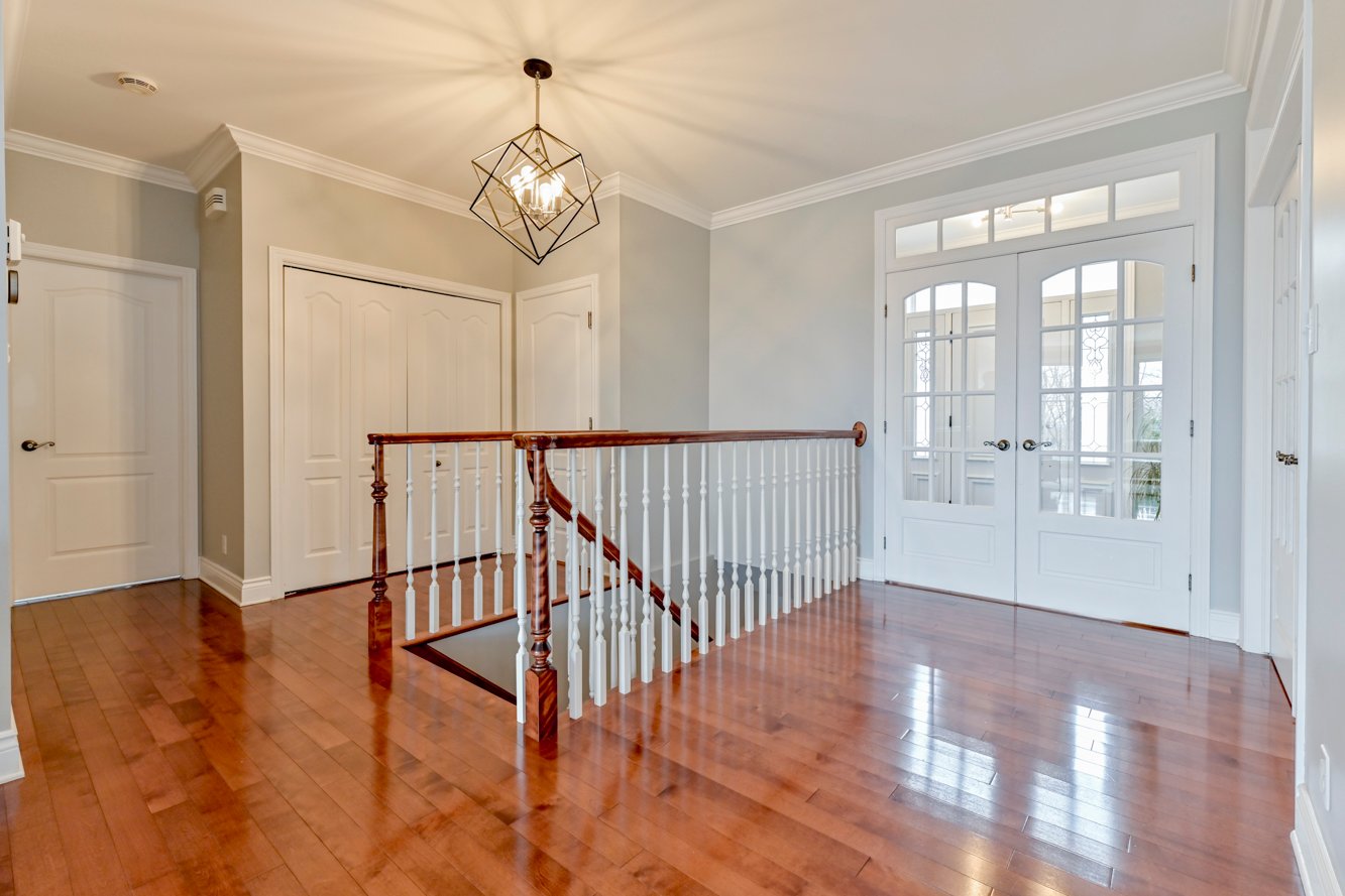 Plancher de bois franc uniforme au rdc