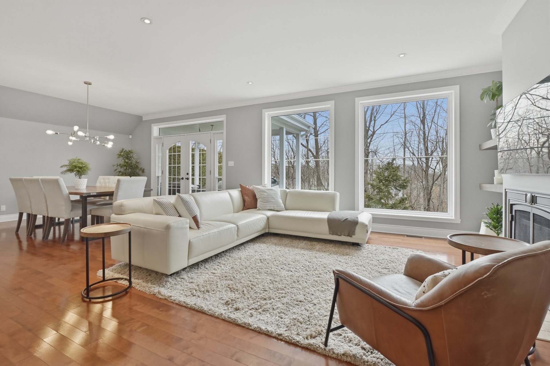 Salon chaleureux baigné de lumière naturelle