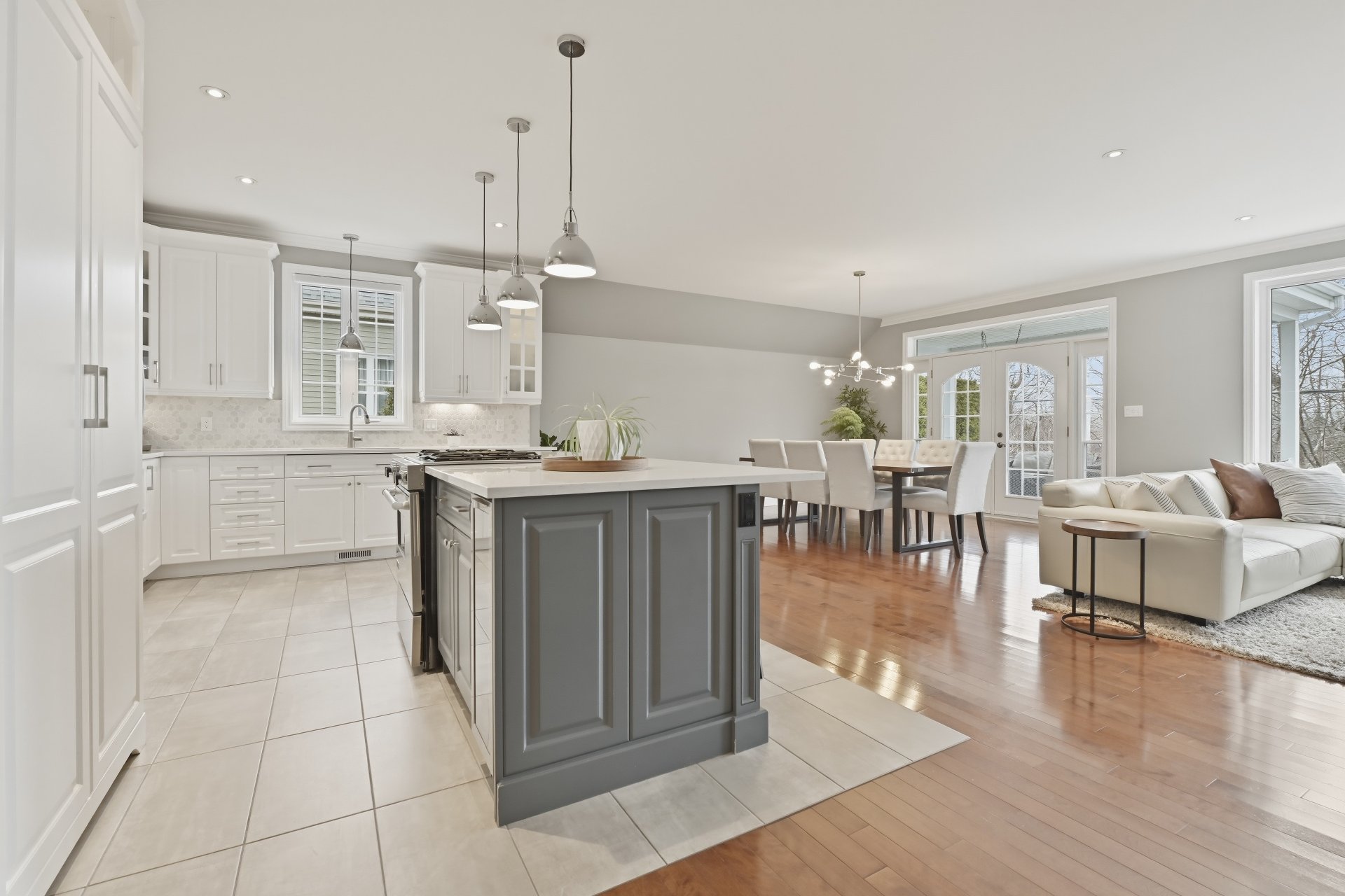 Vue dégagée sur l'espace salon et salle à manger