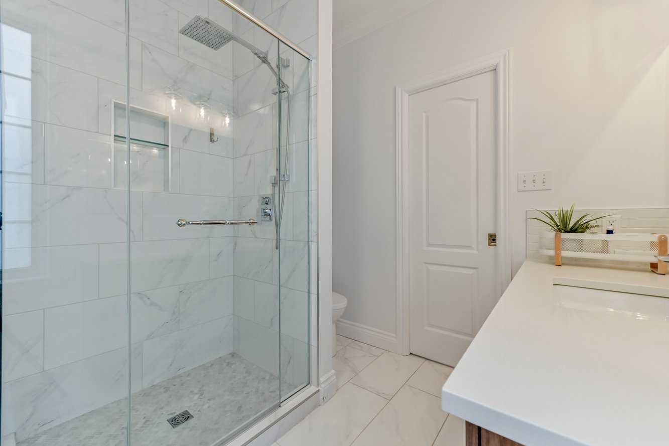 Grande douche vitrée en céramique