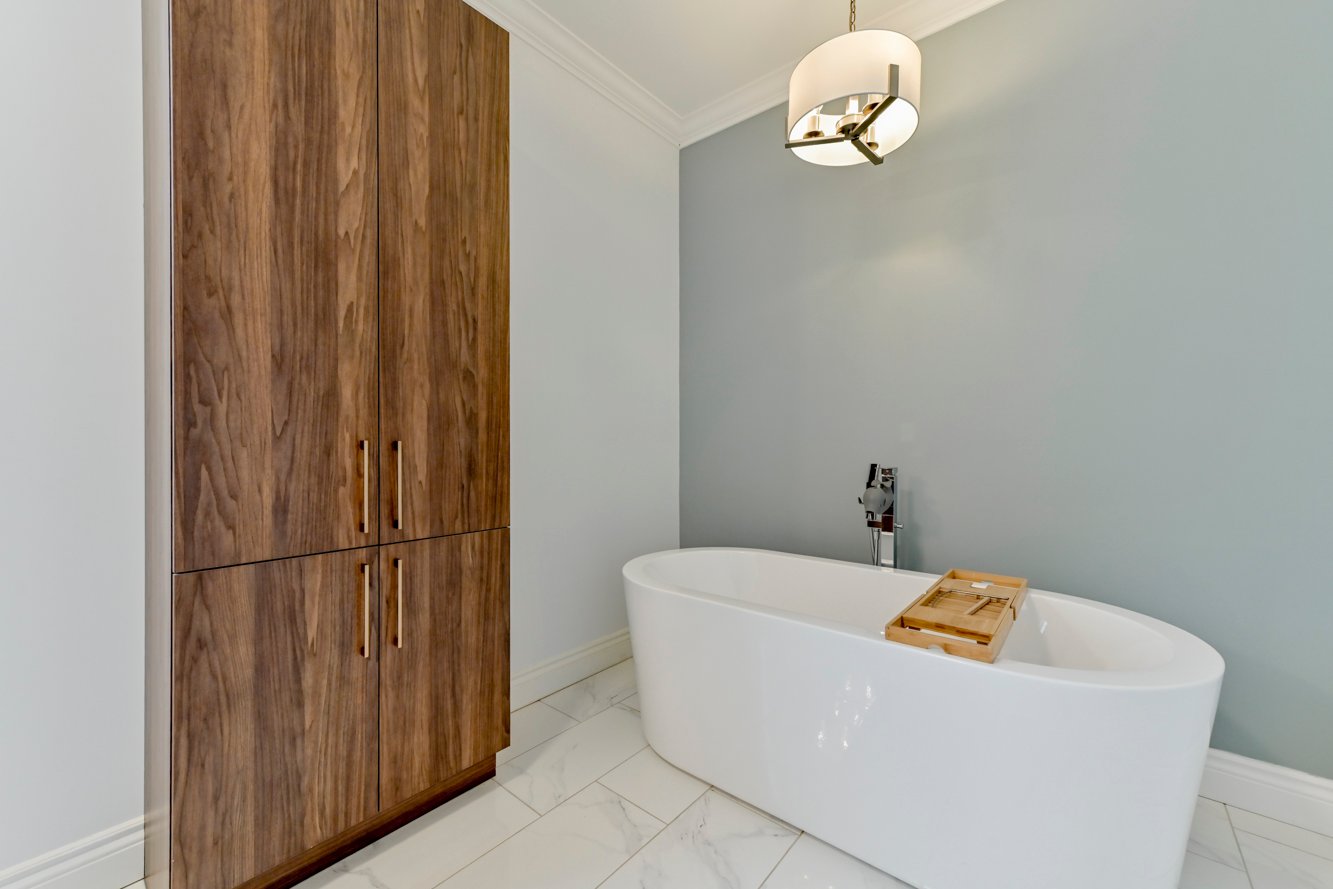 Baignoire autoportante & rangement additionnel