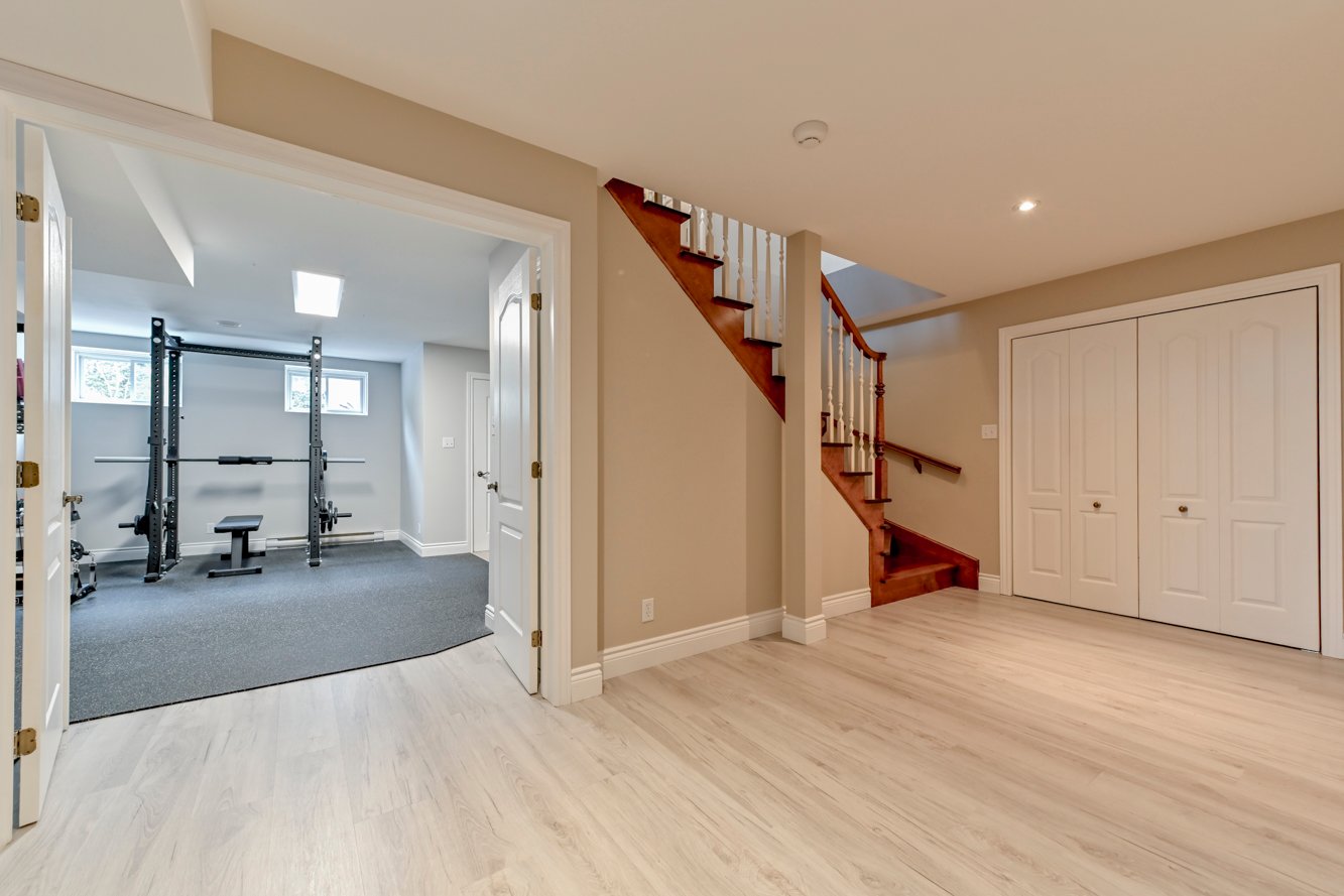 Escalier menant au sous-sol aménagé