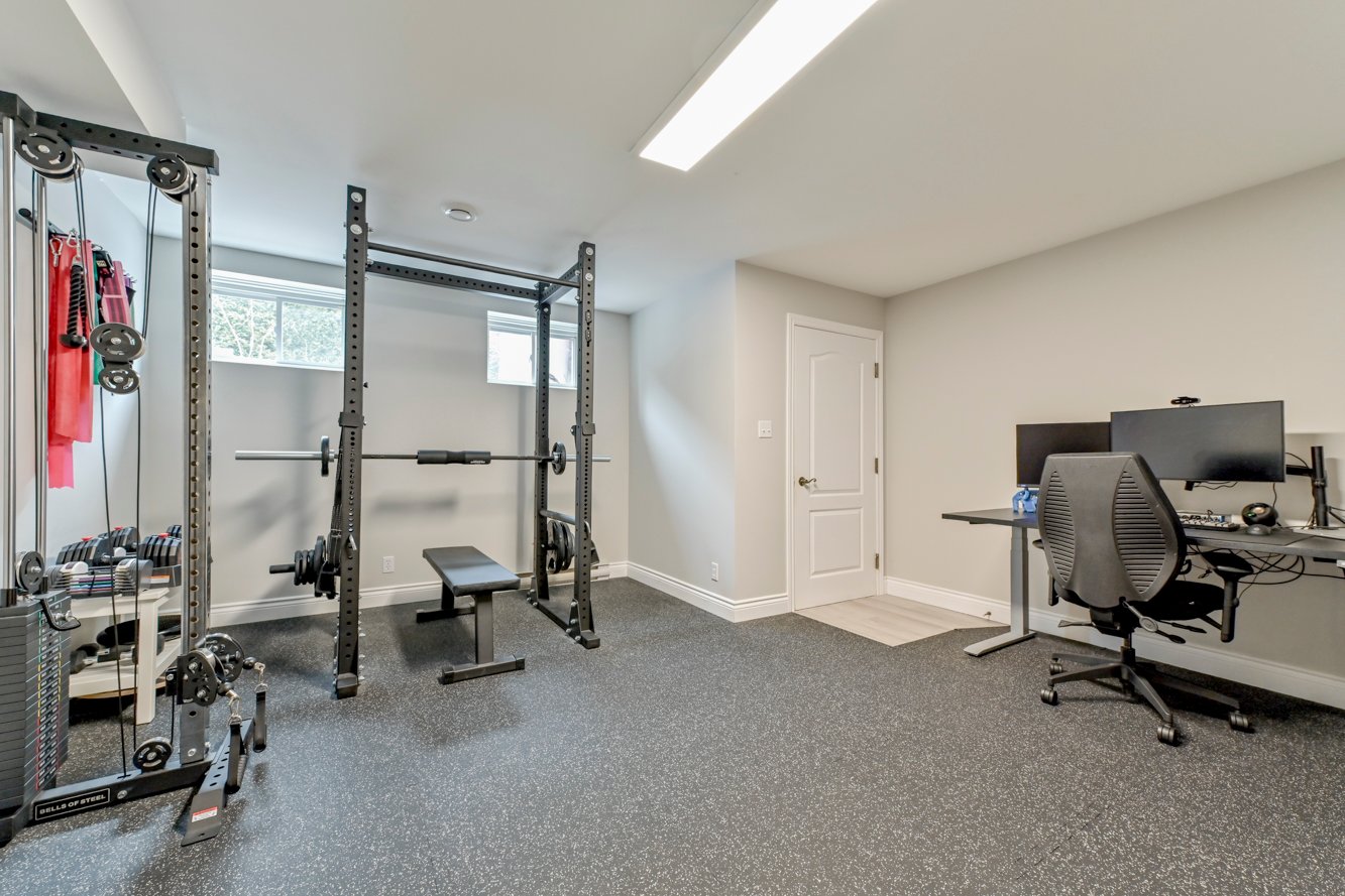 Peut servir de chambre, accès au garage