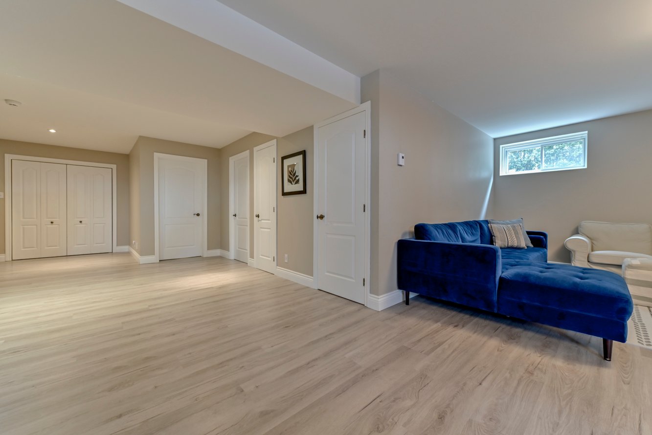 Énormément de rangement au sous-sol