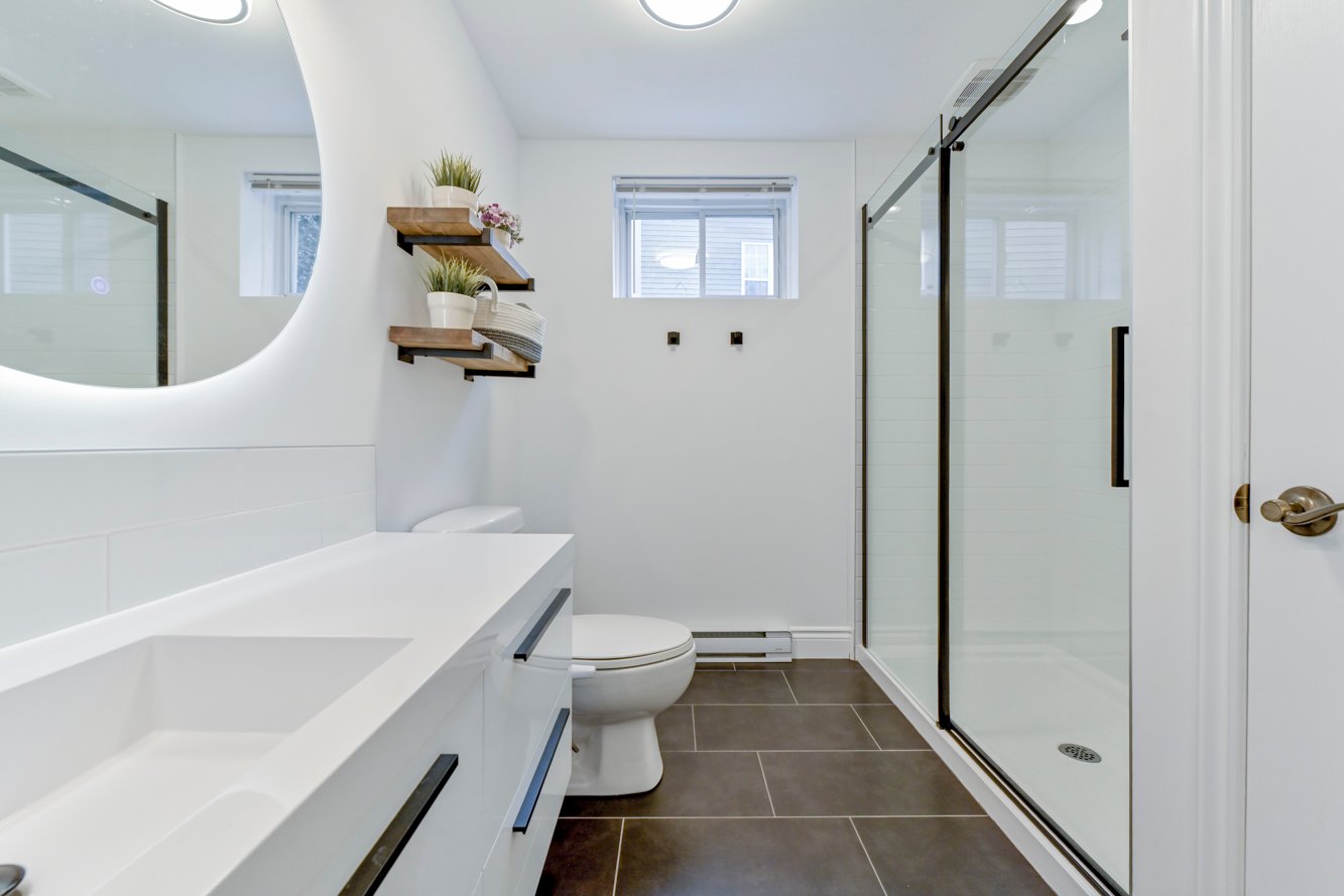 Grande douche vitrée en céramique